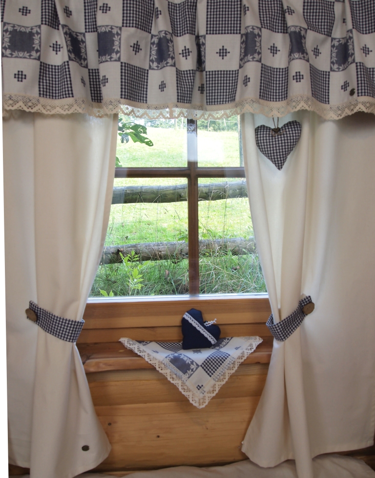 Závěsy režné a kanýr modrý patchwork