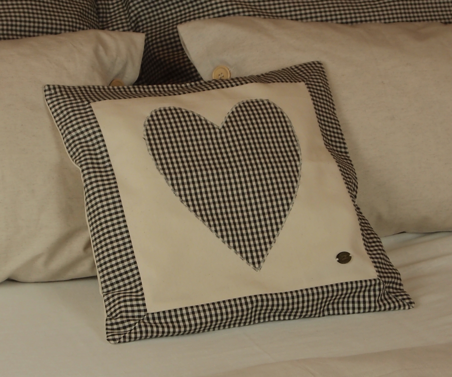 Polštářek dekorační se srdíčkem hnědá kostička