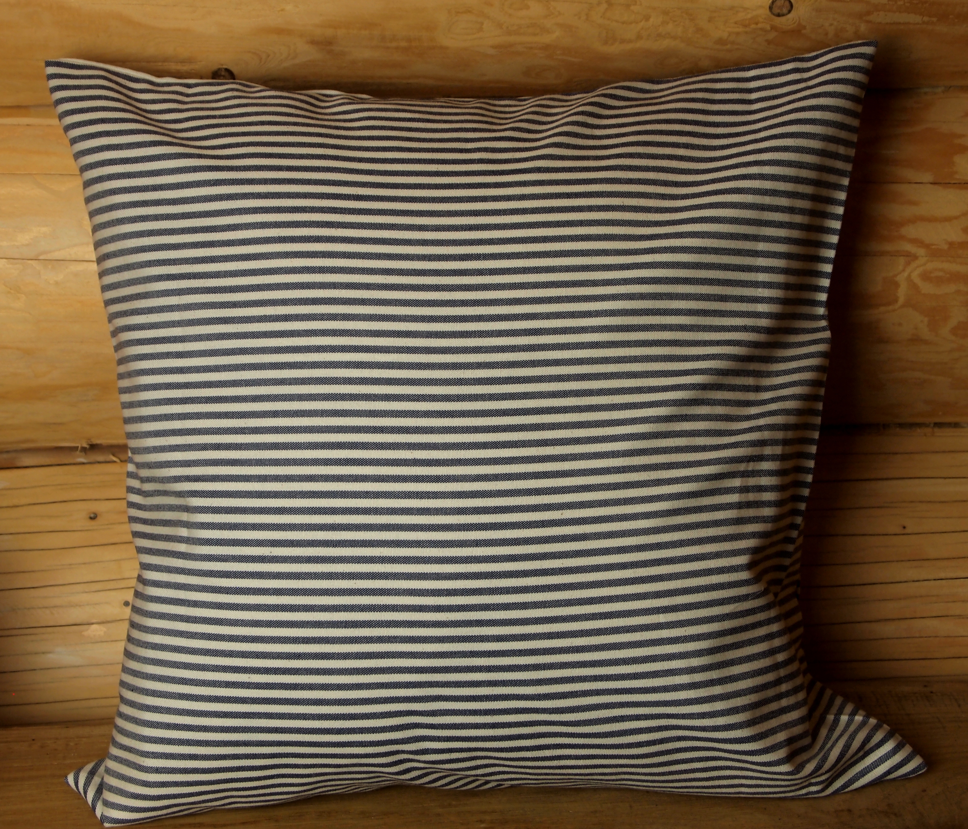 Polštářek dekorační modrý proužek 