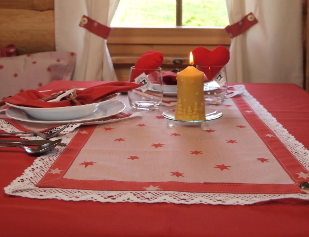 Vánoční ubrus červené hvězdičky s krajkou