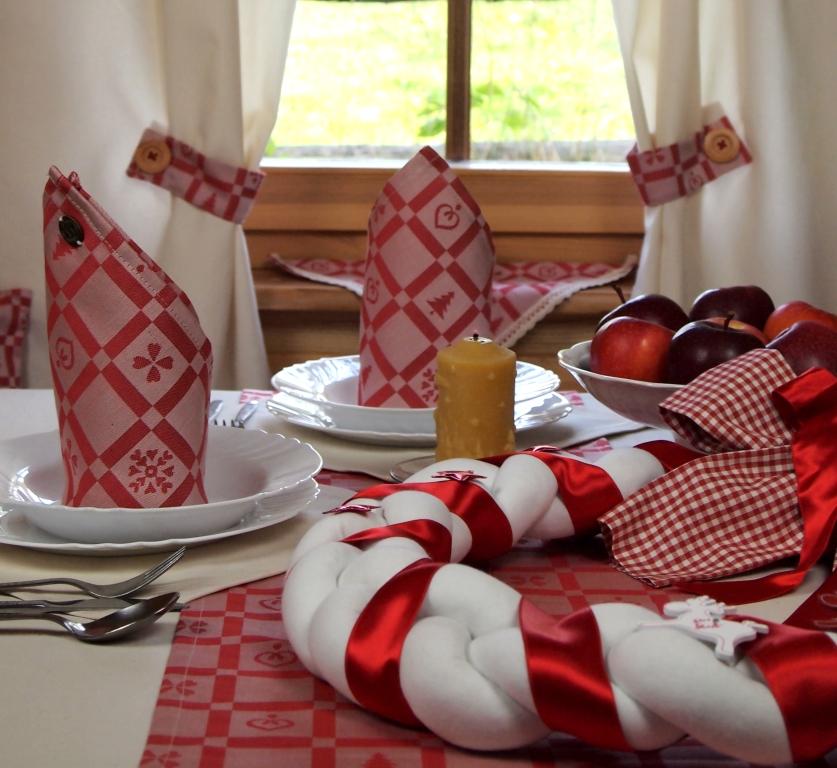 Vánoční ubrus červené perníčky