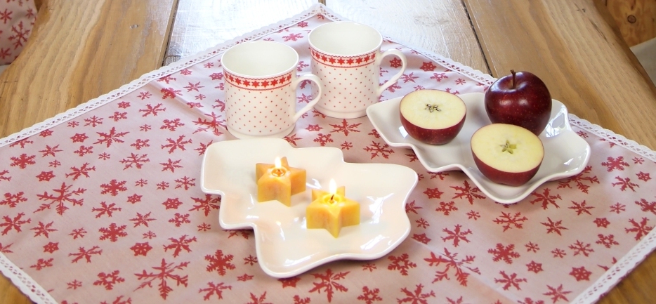 Vánoční ubrus červené vločky s krajkou