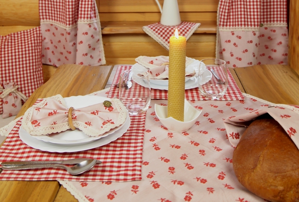 Bavlněný ubrus červená kytička s krajkou