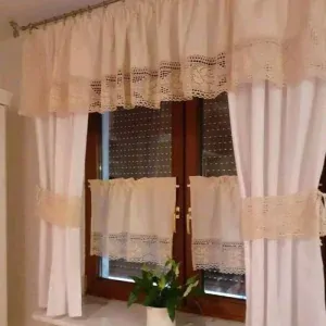 Závěsy a kanýr s krajkou 