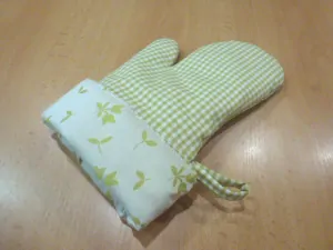Chňapka s magnetem zelinkavá kostička s kytičkou