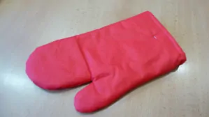 Chňapka s magnetem červená