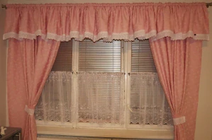 Závěsy do chalupy růžová kytička s vyšívanou krajkou