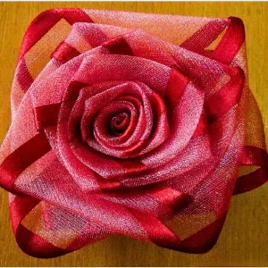 Spona na závěsy tmavě červená růžička