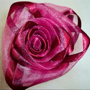 Spona na závěsy bordo růžička