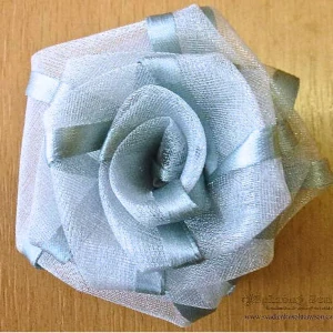 Spona na závěsy šedá růžička