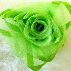 Spona na závěsy zelinkavá růžička