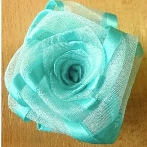 Spona na závěsy mentolová růžička