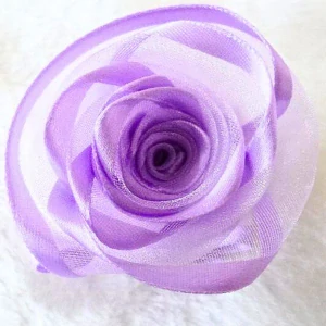 Spona na závěsy fialková růžička