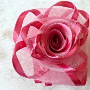 Spona na závěsy tmavě růžová růžička