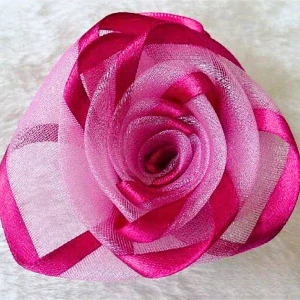 Spona na závěsy fuchsiová růžička