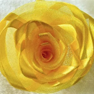 Spona na závěsy žlutá růžička