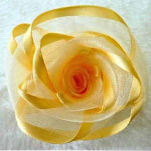 Spona na závěsy béžovozlatá růžička