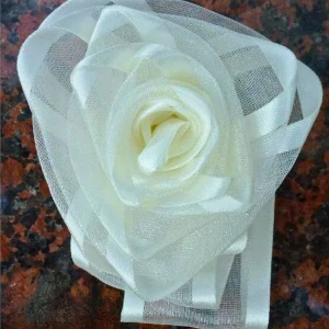 Spona na závěsy smetanová růžička