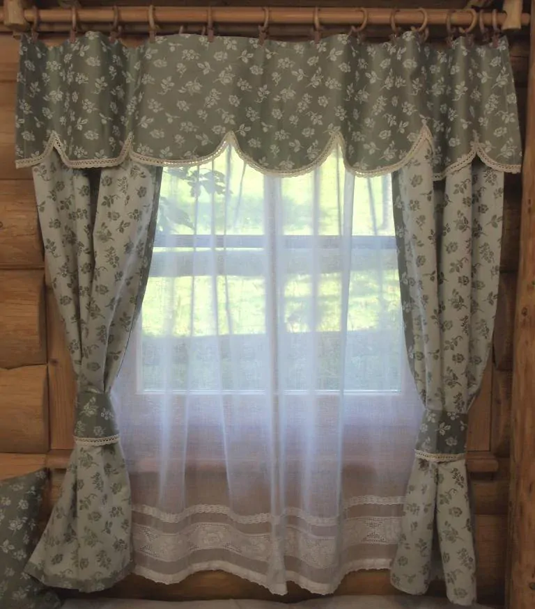 Závěsy do chalupy béžové růže, kanýr s vlnkovým okrajem