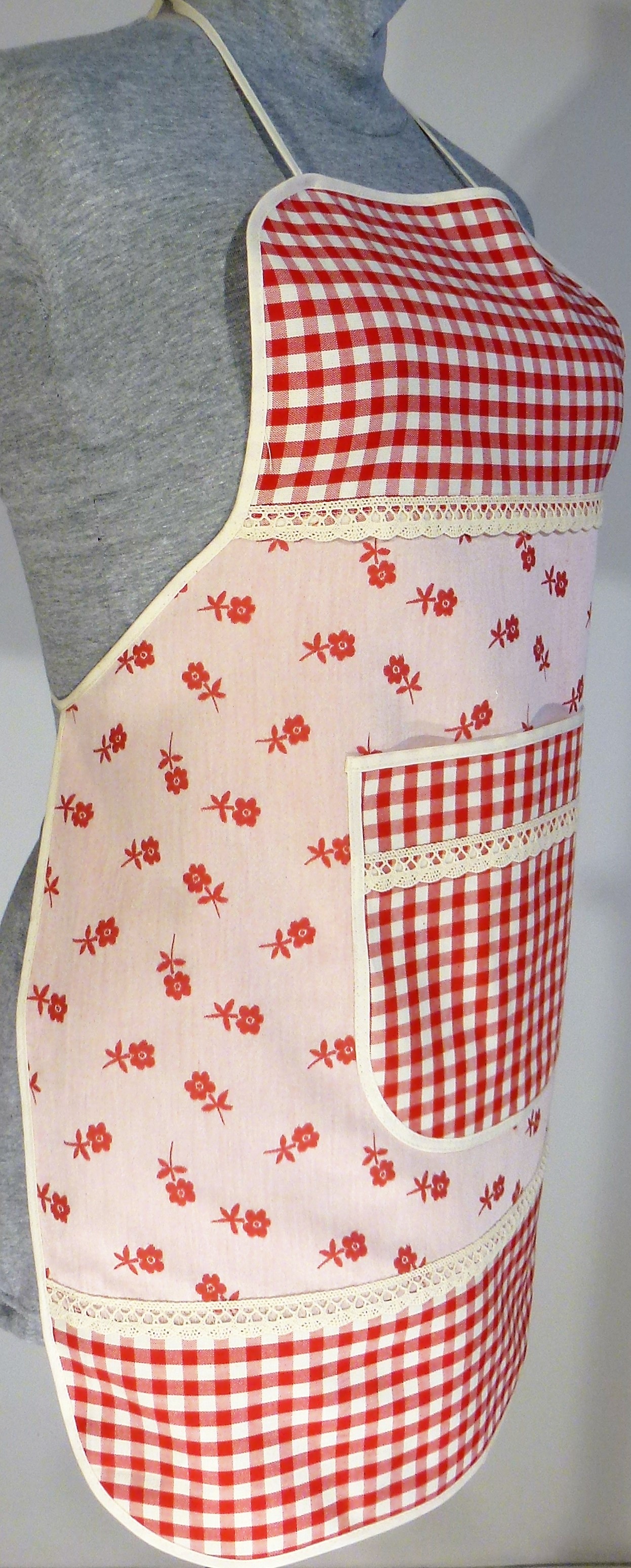 Zástěra pro ženy červená kytička s kostičkou