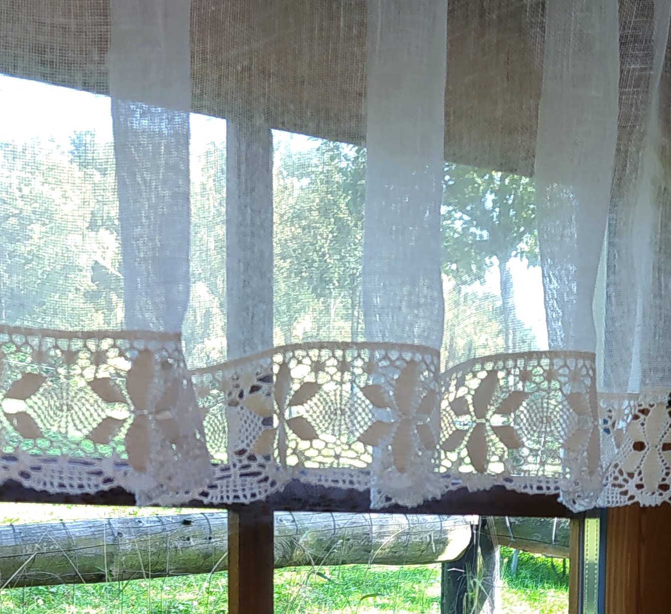 Záclona lněná se širokou krajkou režná