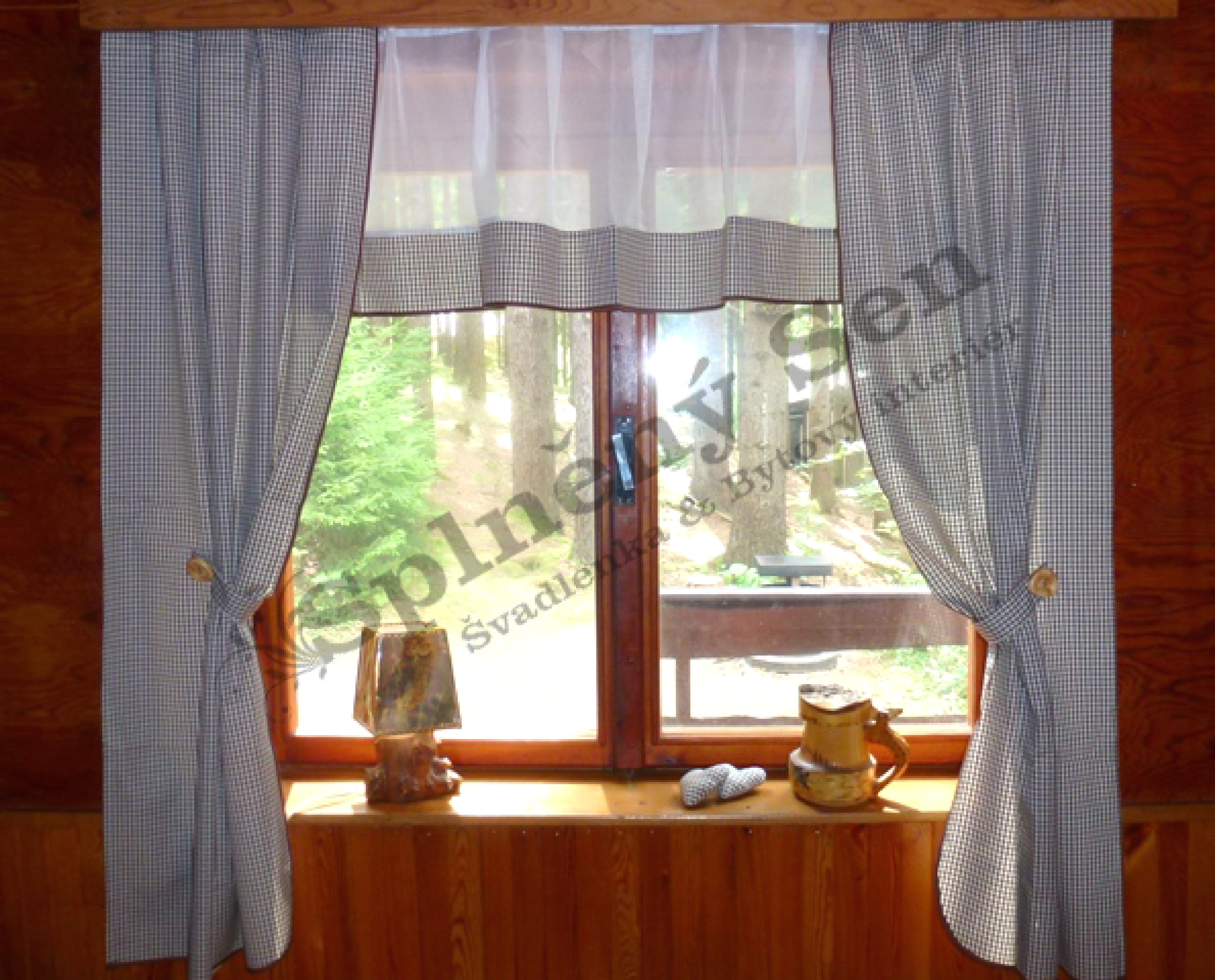 Záclona s hnědou kostičkou