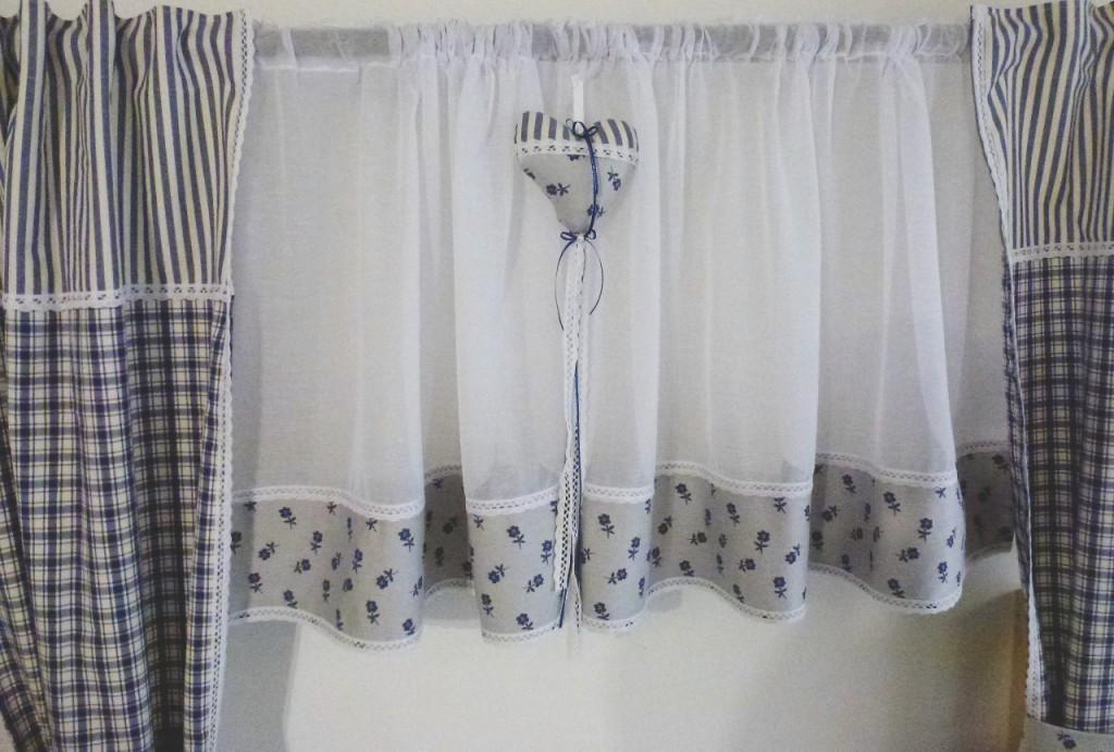 Záclona s kytičkou a krajkou