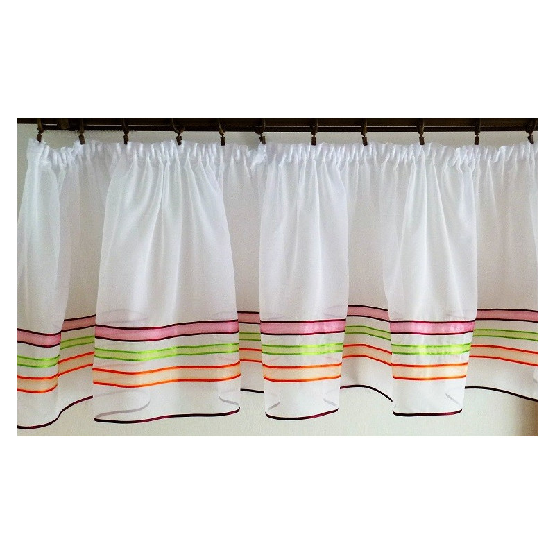 Záclona s barevnými stuhami