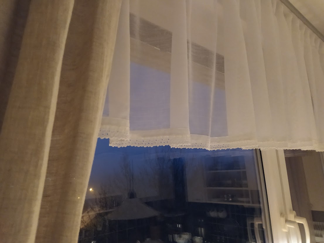 Voálová záclona s vyšívanou krajkou