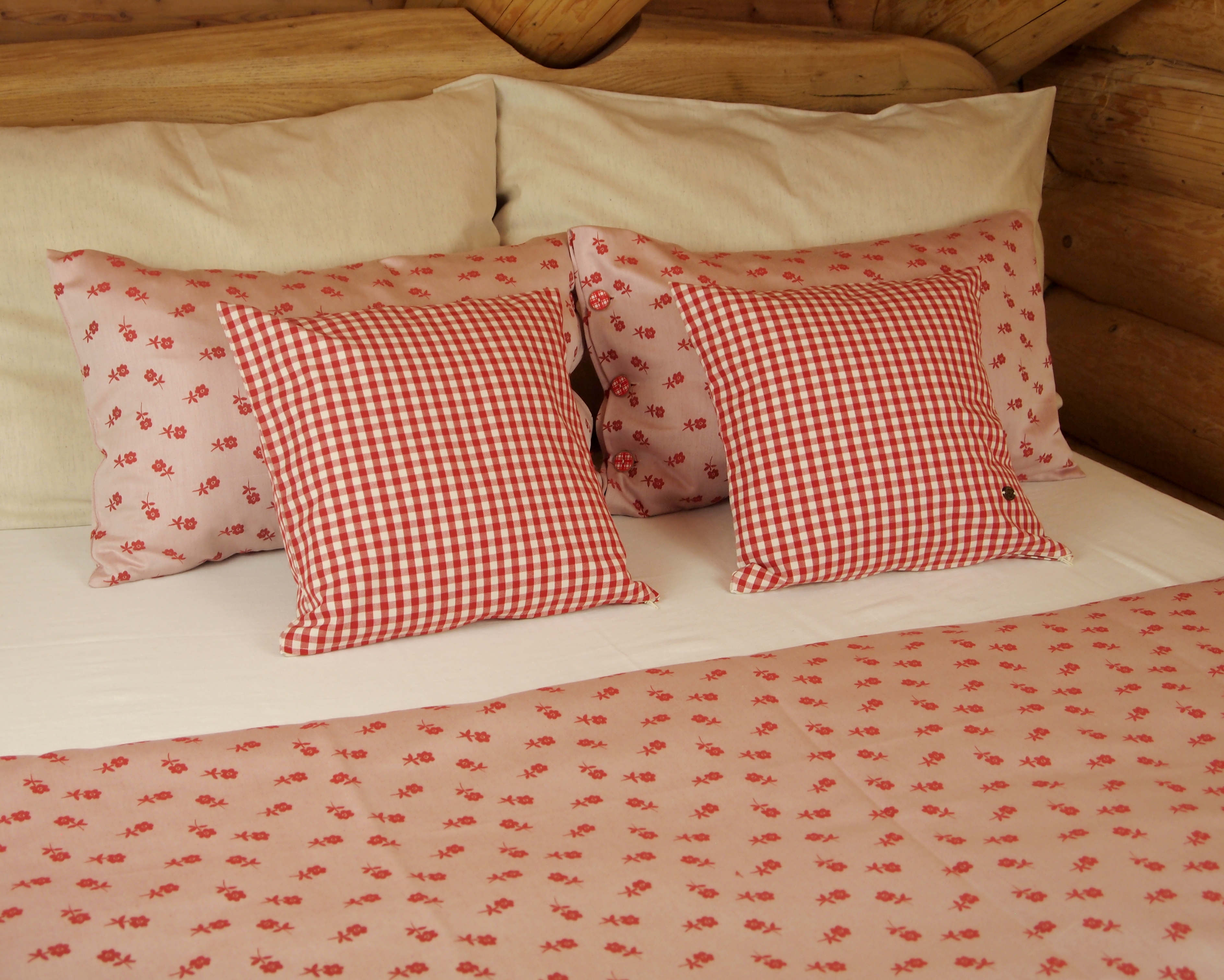 Polštářek dekorační do chalupy červená kostička