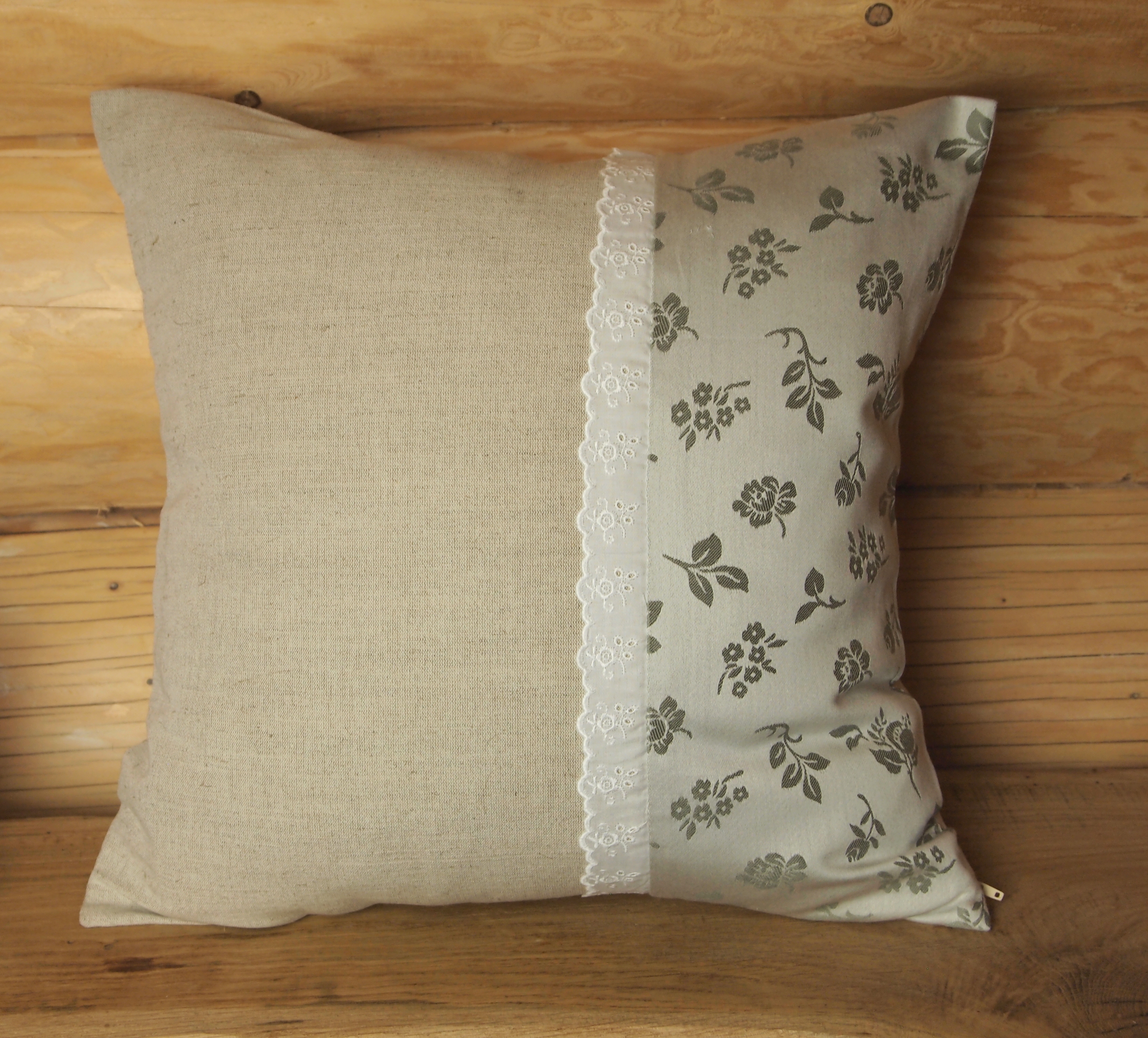 Polštářek dekorační lněný s krajkou 