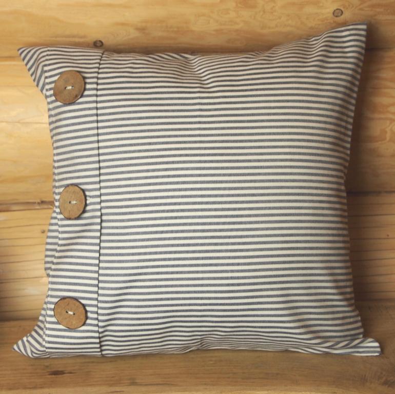 Polštářek dekoračnímodrý proužek s knoflíky