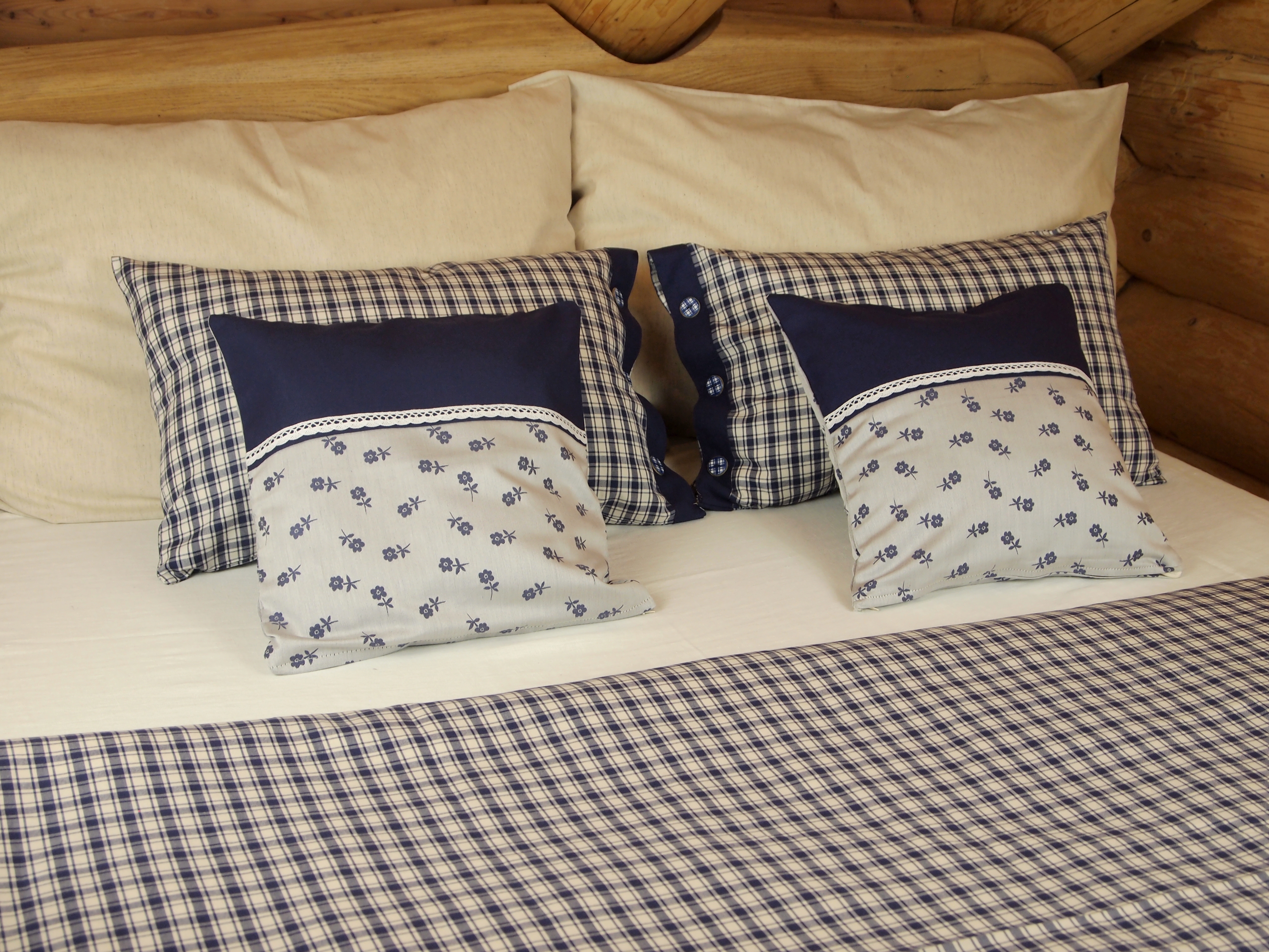 Polštářek dekorační do chalupy modrý s krajkou