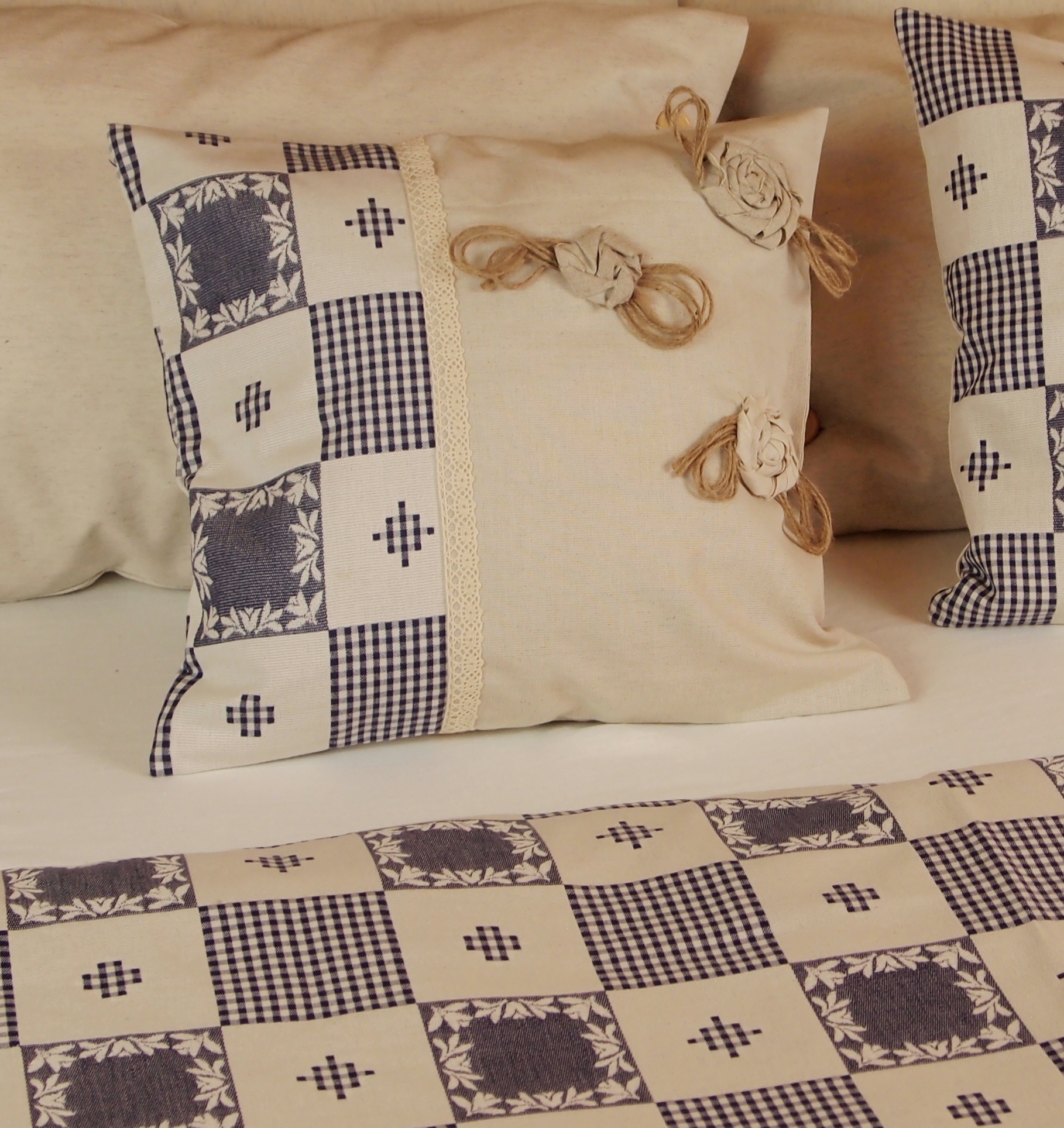 Polštářek dekorační lněný s aplikací růží