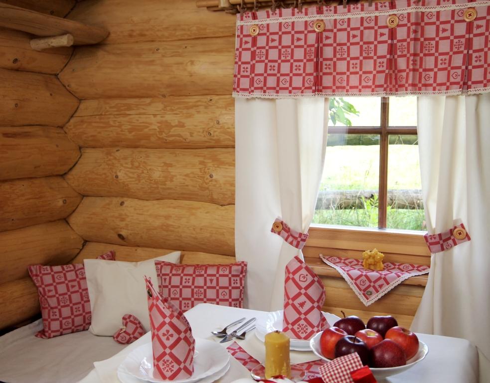 Vánoční ubrus červené perníčky s krajkou