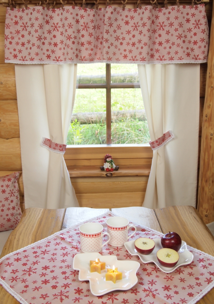 Vánoční ubrus červené vločky s krajkou