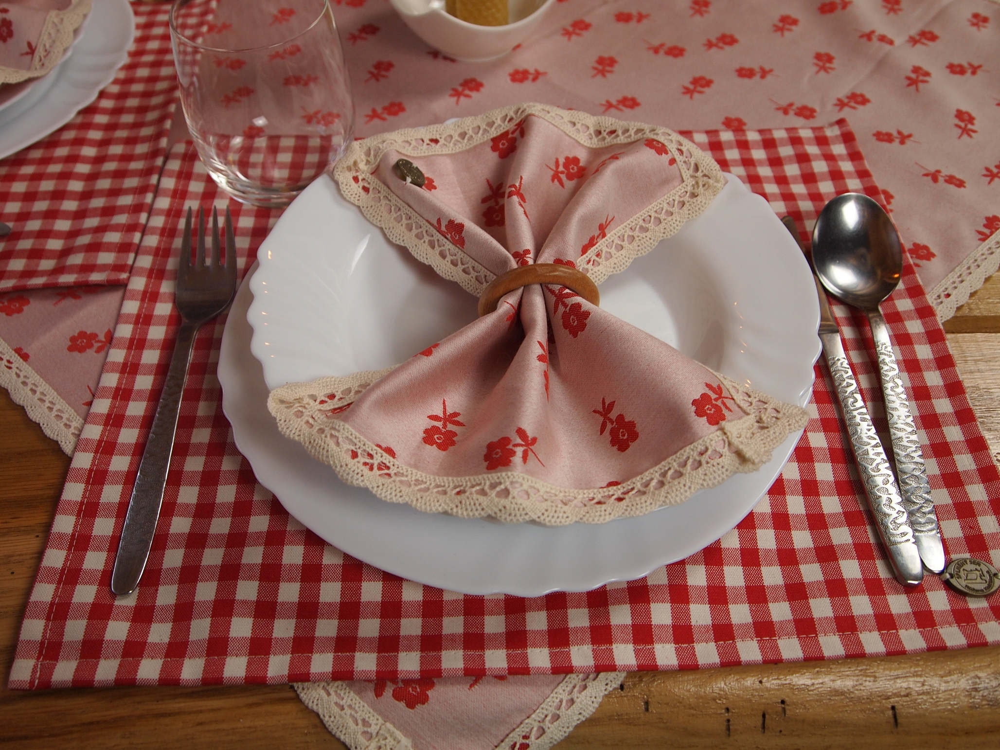 Bavlněný ubrus červená kytička s krajkou