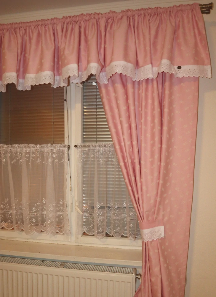 Závěsy do chalupy růžová kytička s vyšívanou krajkou