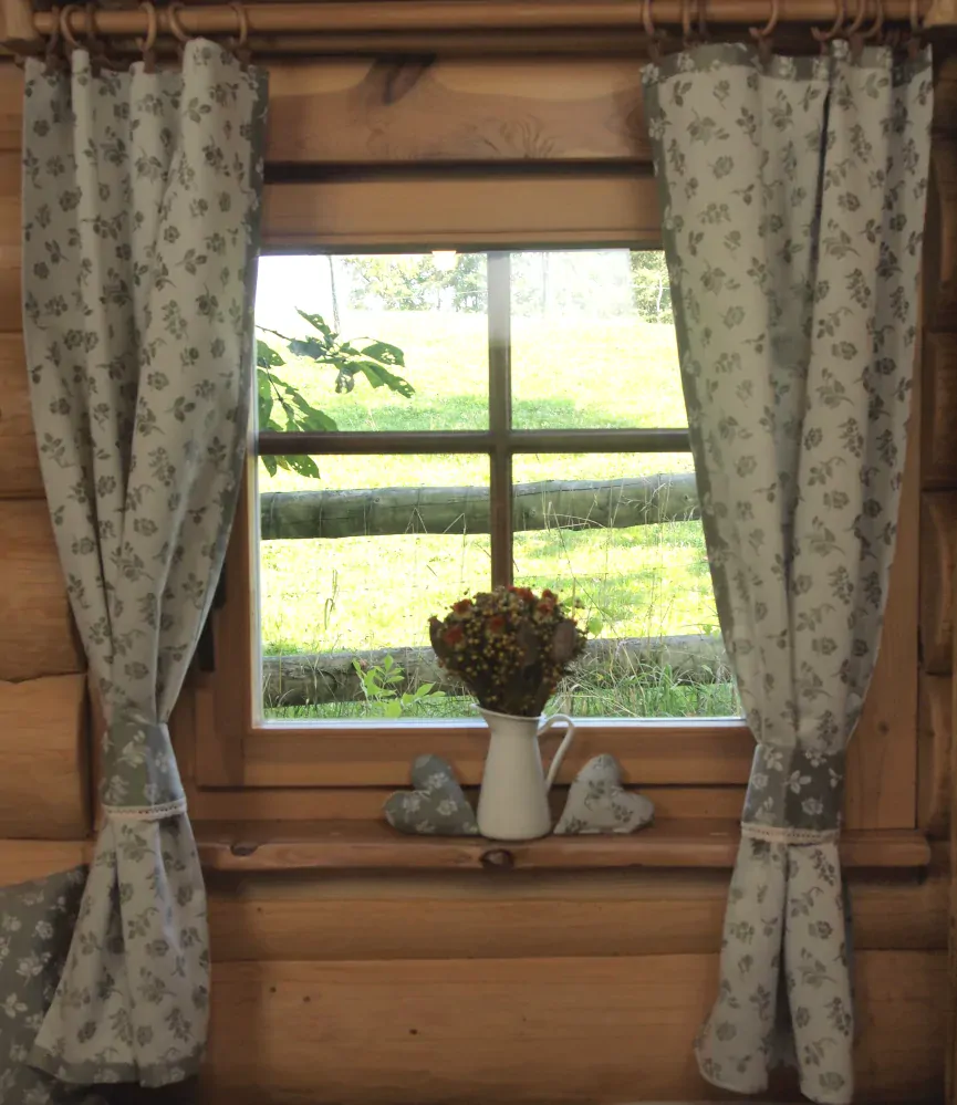 Závěsy do chalupy béžové růže, kanýr s vlnkovým okrajem