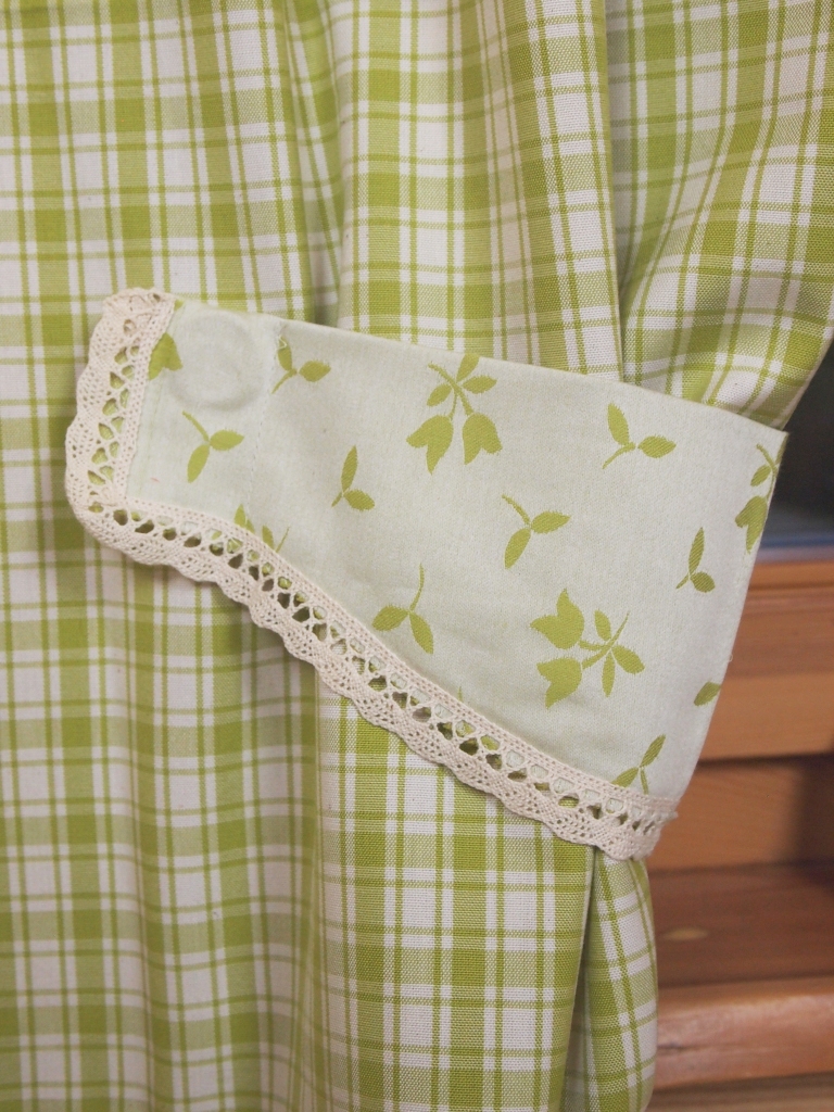 Závěsy zelenkavá kostka s kostičkou do chalupy 