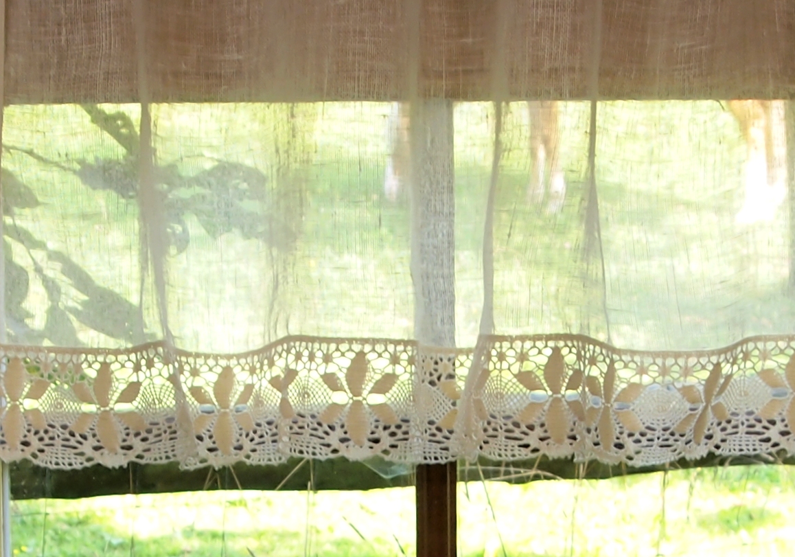 Záclona lněná se širokou krajkou režná