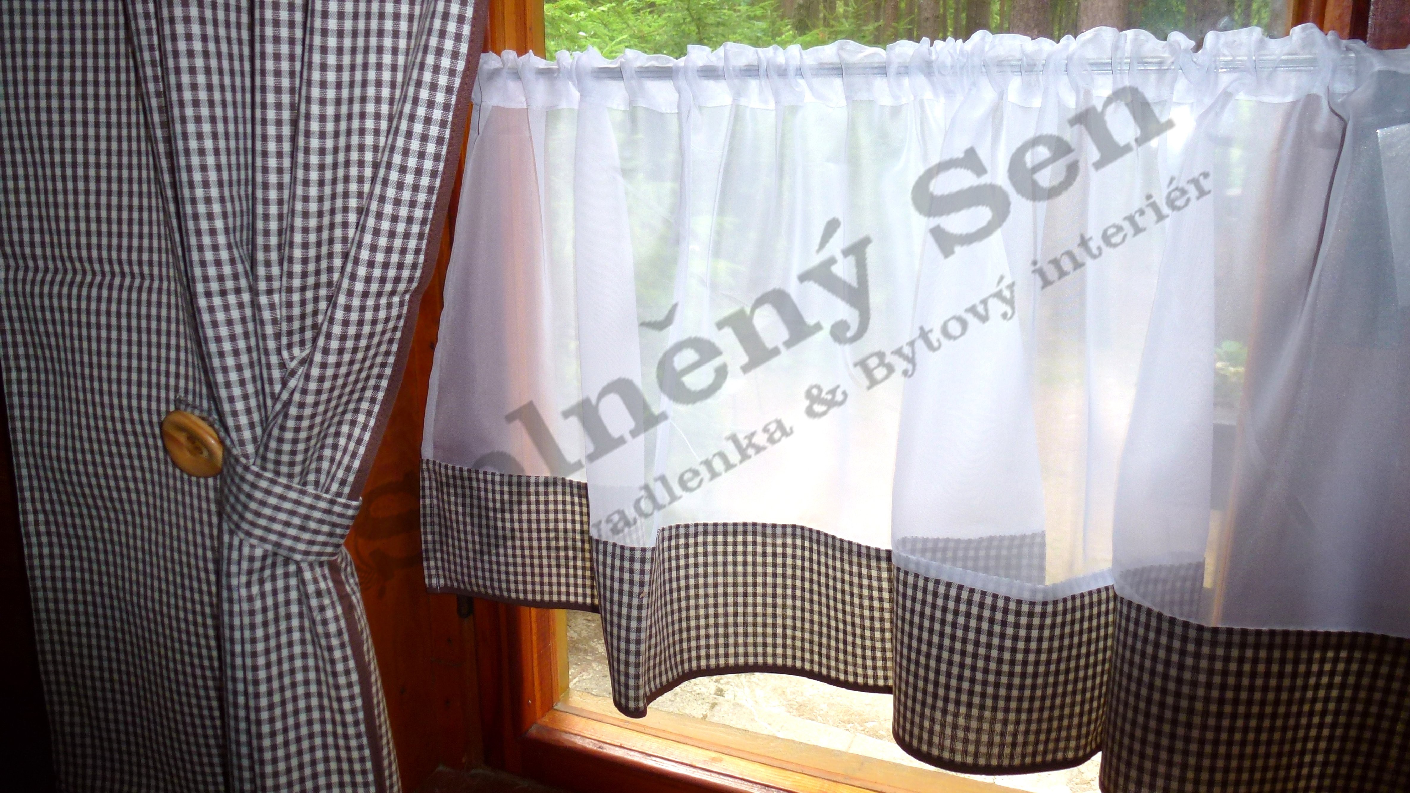 Záclona s hnědou kostičkou