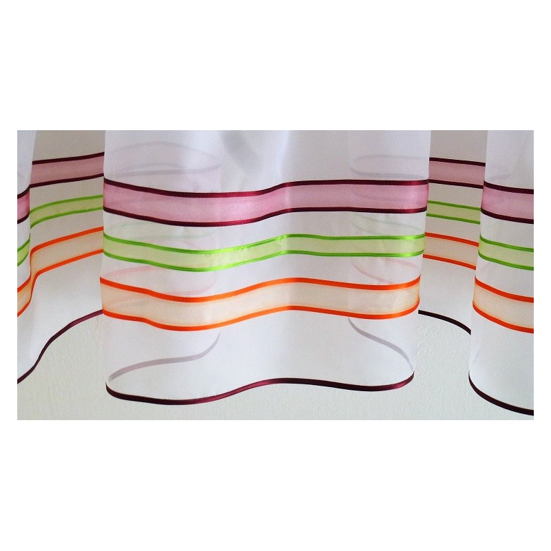 Záclona s barevnými stuhami