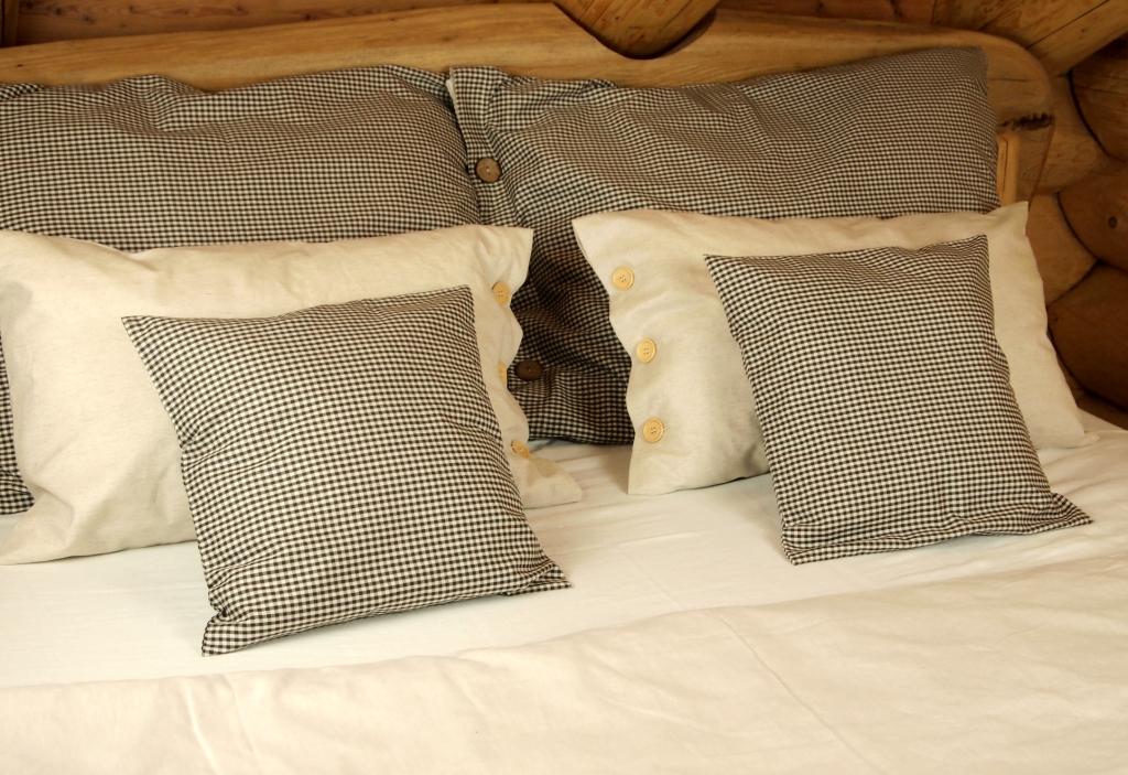 Polštářek dekorační do chalupy hnědá kostička