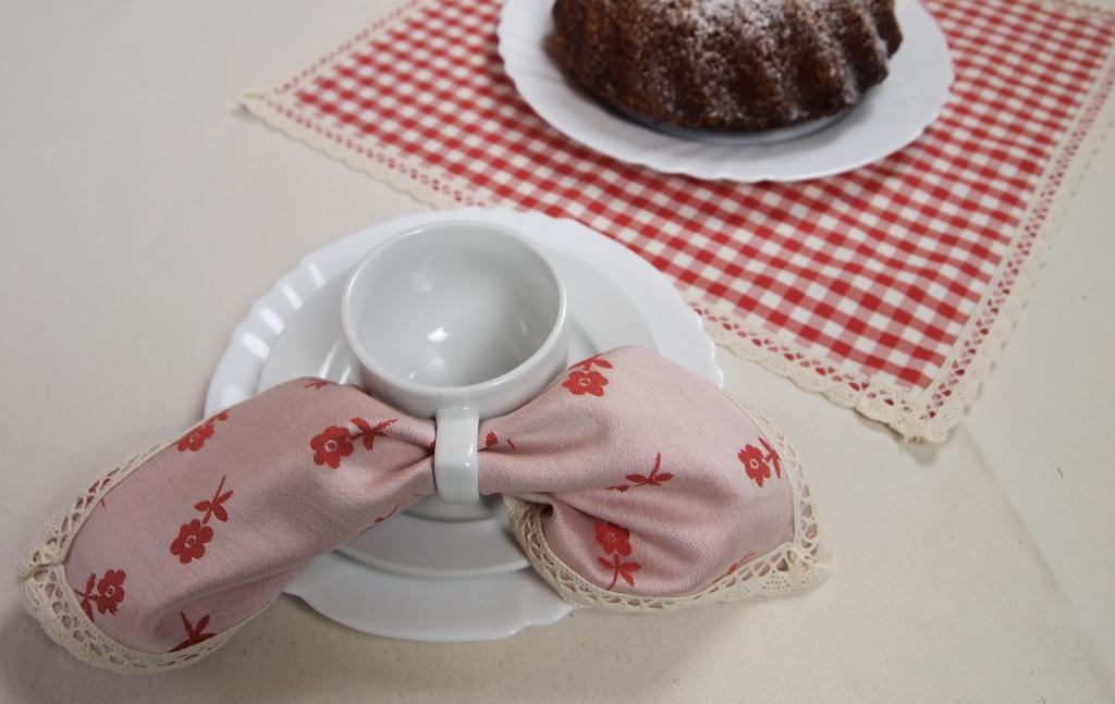 Bavlněný ubrus červená kytička s krajkou