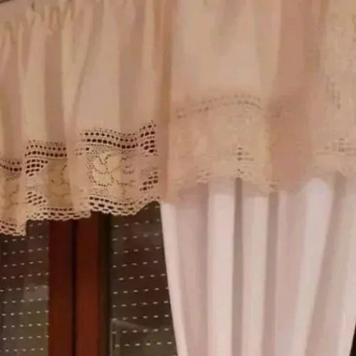 Závěsy a kanýr s krajkou 