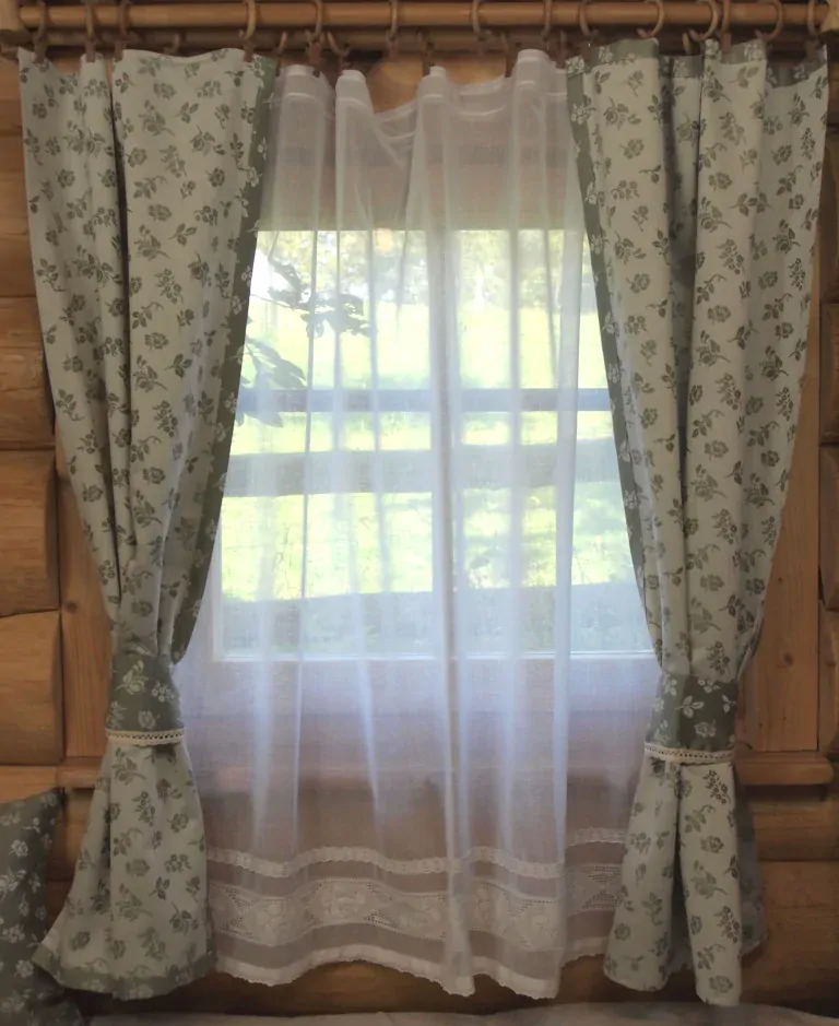Závěsy do chalupy béžové růže, kanýr s vlnkovým okrajem