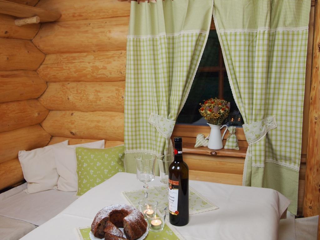 Závěsy zelenkavá kostka s kostičkou do chalupy 