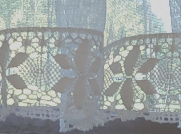 Záclona lněná se širokou krajkou režná