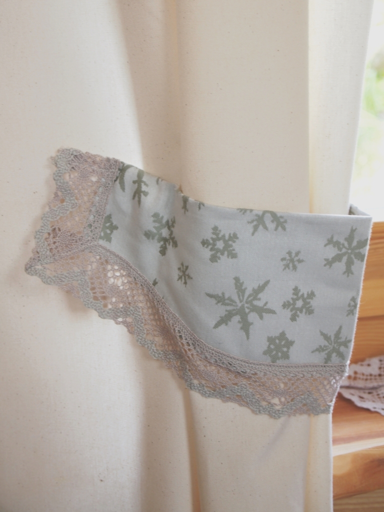 Závěsy vánoční režné a kanýr béžové vločky